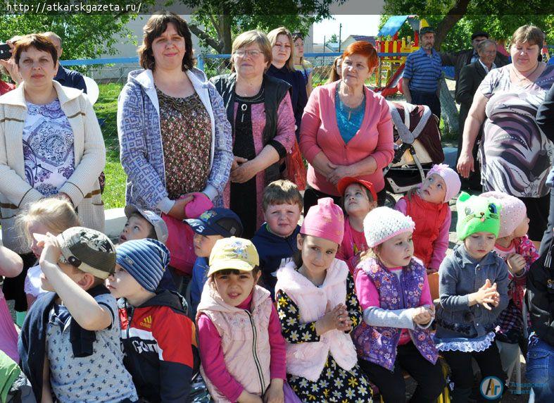 Стулья для компьютерного класса получила в подарок школа №6 (ФОТОРЕПОРТАЖ)