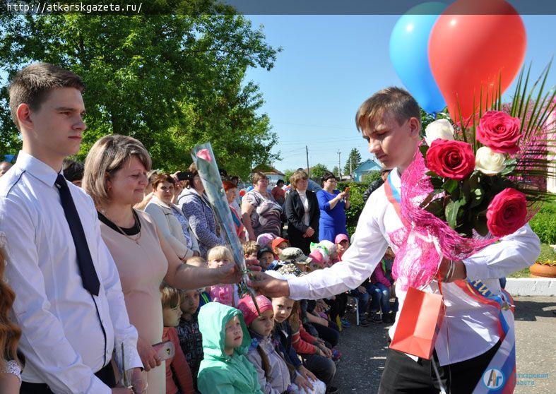 Стулья для компьютерного класса получила в подарок школа №6 (ФОТОРЕПОРТАЖ)