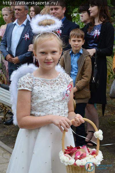 Торжественная церемония бракосочетания прошла на аллее Молодоженов (ФОТО)