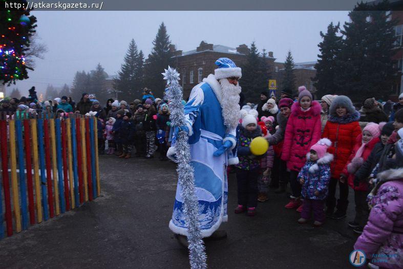 У главной елки дети и взрослые хором поздравляли всех с Новым Годом (ФОТО)