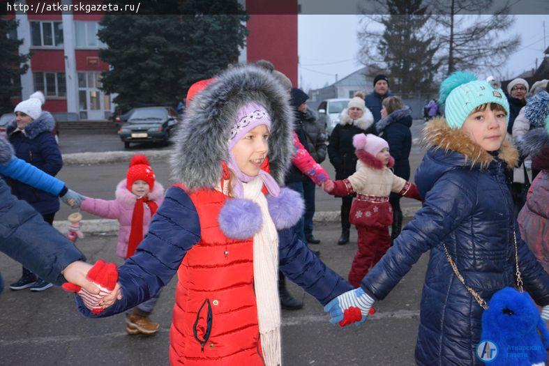У главной елки дети и взрослые хором поздравляли всех с Новым Годом (ФОТО)