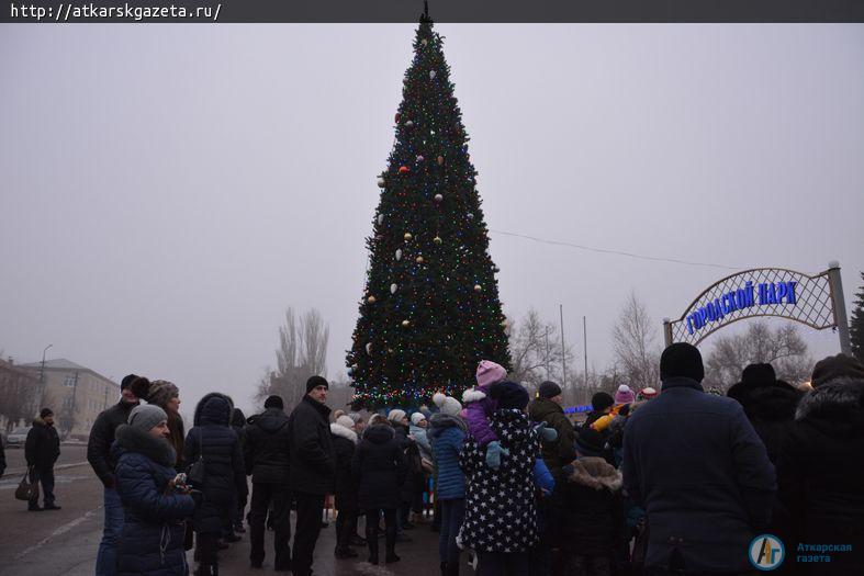У главной елки дети и взрослые хором поздравляли всех с Новым Годом (ФОТО)