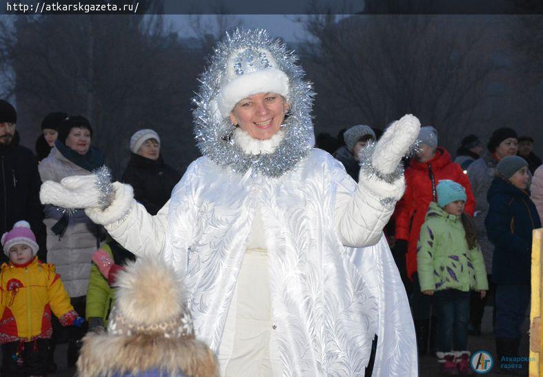 У главной елки дети и взрослые хором поздравляли всех с Новым Годом (ФОТО)