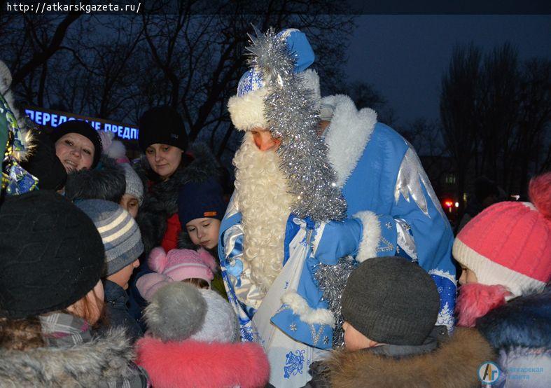 У главной елки дети и взрослые хором поздравляли всех с Новым Годом (ФОТО)