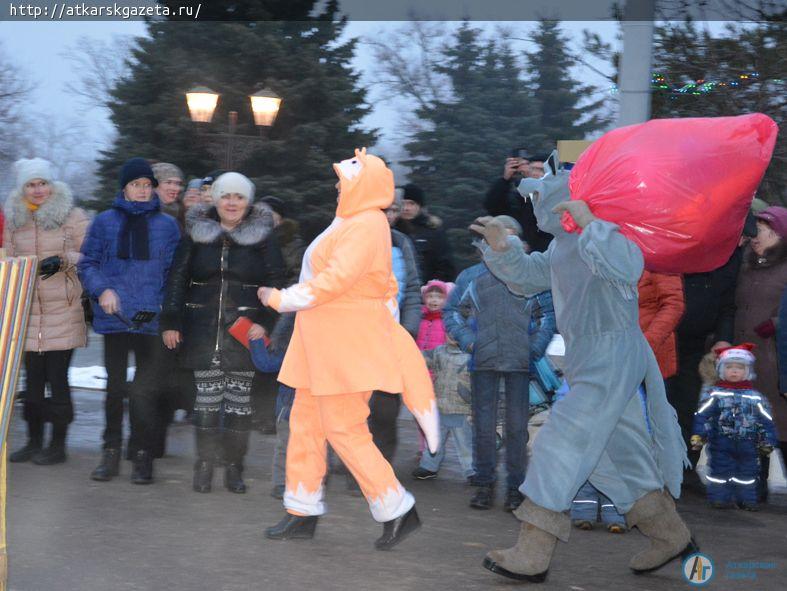 У главной елки дети и взрослые хором поздравляли всех с Новым Годом (ФОТО)