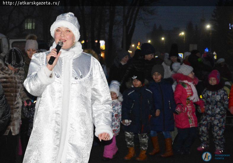 У главной елки дети и взрослые хором поздравляли всех с Новым Годом (ФОТО)