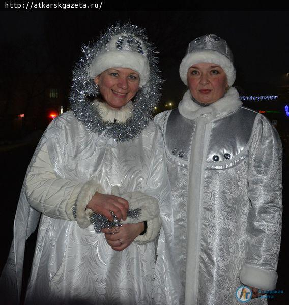 У главной елки дети и взрослые хором поздравляли всех с Новым Годом (ФОТО)