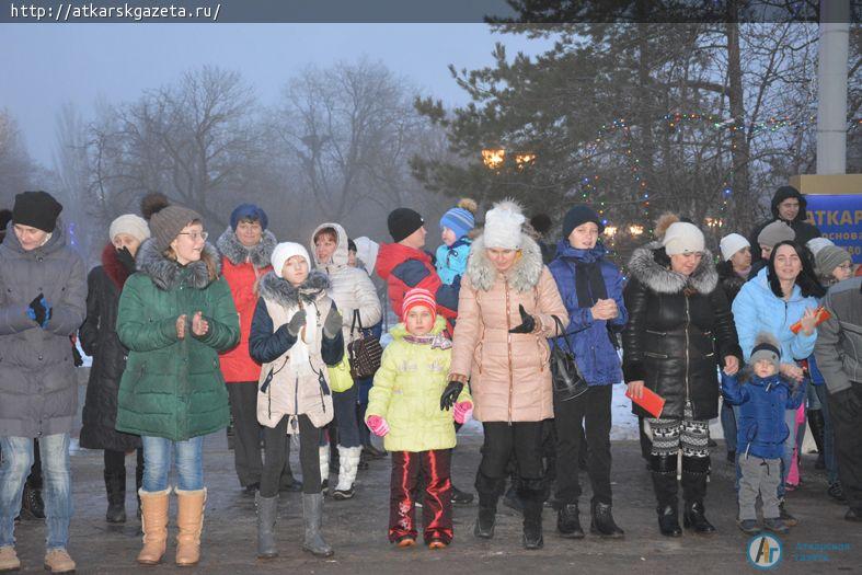 У главной елки дети и взрослые хором поздравляли всех с Новым Годом (ФОТО)