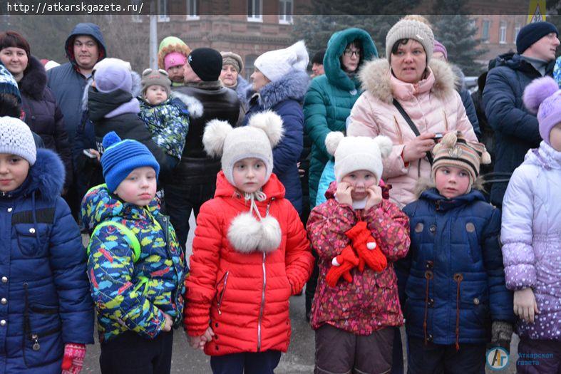 У главной елки дети и взрослые хором поздравляли всех с Новым Годом (ФОТО)