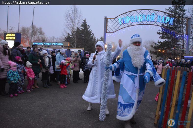 У главной елки дети и взрослые хором поздравляли всех с Новым Годом (ФОТО)