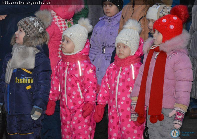 У главной елки дети и взрослые хором поздравляли всех с Новым Годом (ФОТО)