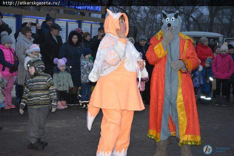 У главной елки дети и взрослые хором поздравляли всех с Новым Годом (ФОТО)