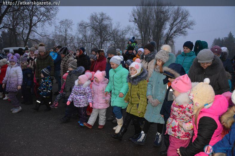 У главной елки дети и взрослые хором поздравляли всех с Новым Годом (ФОТО)