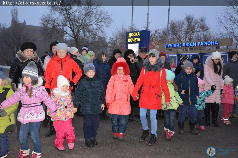 У главной елки дети и взрослые хором поздравляли всех с Новым Годом (ФОТО)