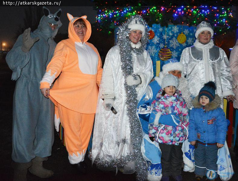 У главной елки дети и взрослые хором поздравляли всех с Новым Годом (ФОТО)