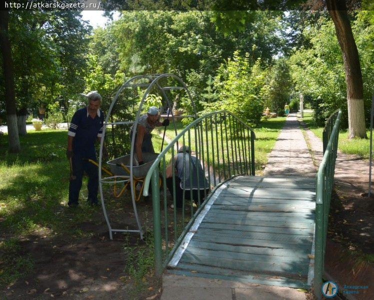 У «мостика поцелуев» установлены арки для цветов