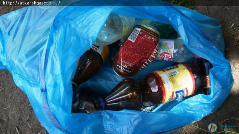 Участники акции «Молодежь за чистый город» провели субботник на детской пощадке