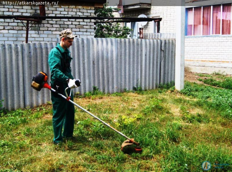 Участники акции «Молодежь за чистый город» провели субботник на детской пощадке