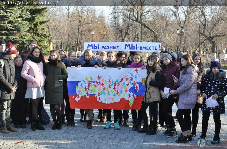 Участники акции в городском парке образовали окружность длинной почти 100 метров (ФОТО)