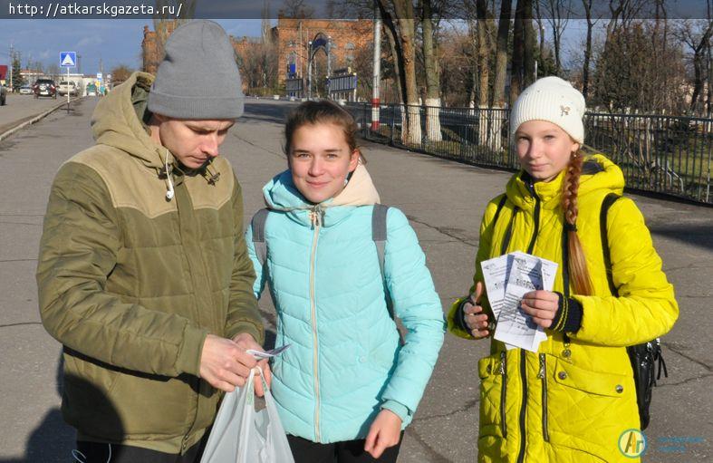 Участники акции в городском парке образовали окружность длинной почти 100 метров (ФОТО)