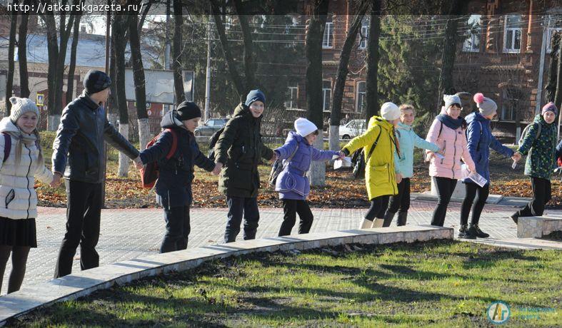 Участники акции в городском парке образовали окружность длинной почти 100 метров (ФОТО)