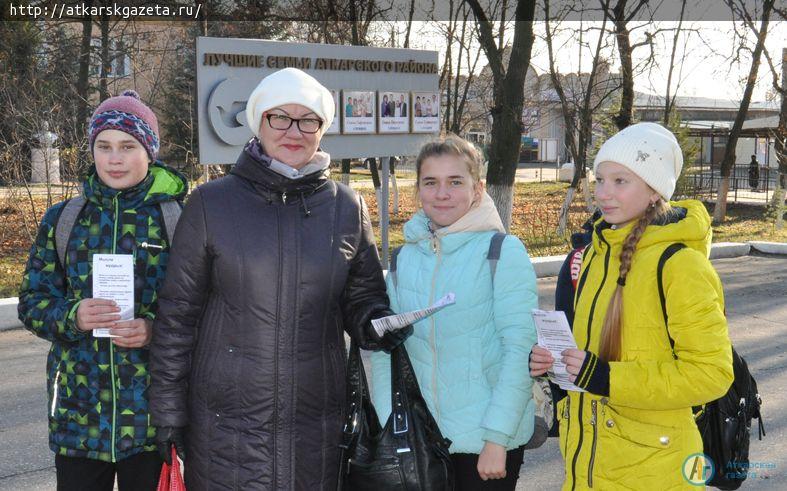 Участники акции в городском парке образовали окружность длинной почти 100 метров (ФОТО)