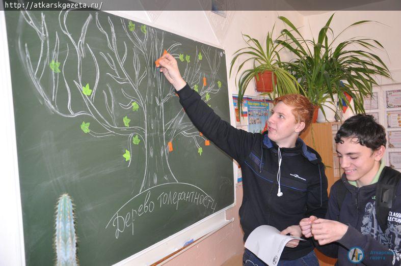 Участники дискуссии в школе №6 вырастили дерево под названием "Толерантность" (ФОТО)