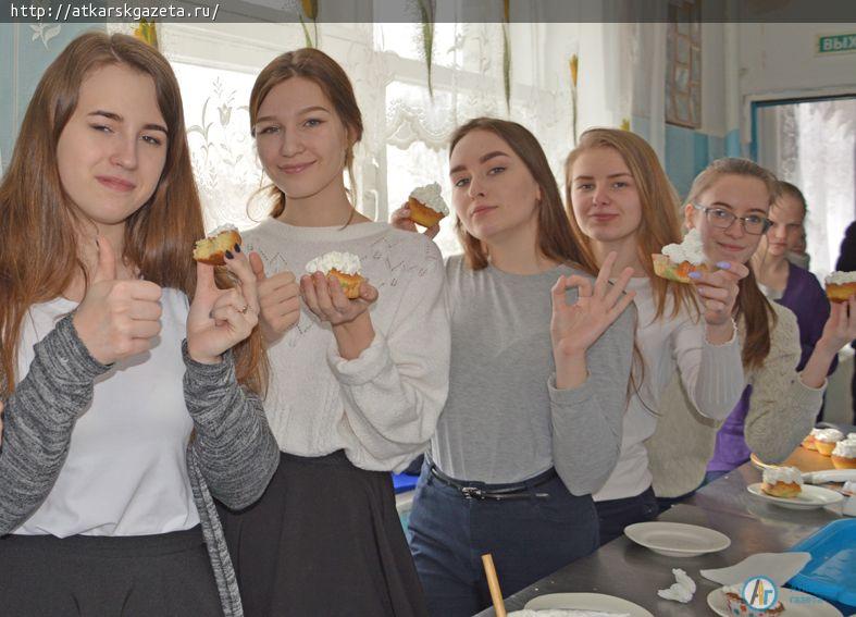 Ученикам показали как пользоваться сваркой и украшать капкейки