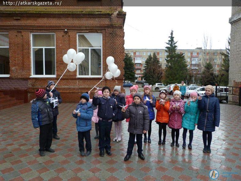Ученики младших классов школы №9 приняли участие в акции «Оригами за мир» (ФОТО)