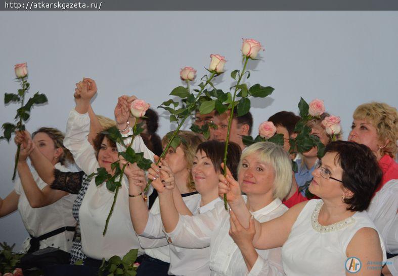 Ученики многонационального класса попрощались со школой на языке своего народа (ФОТО)