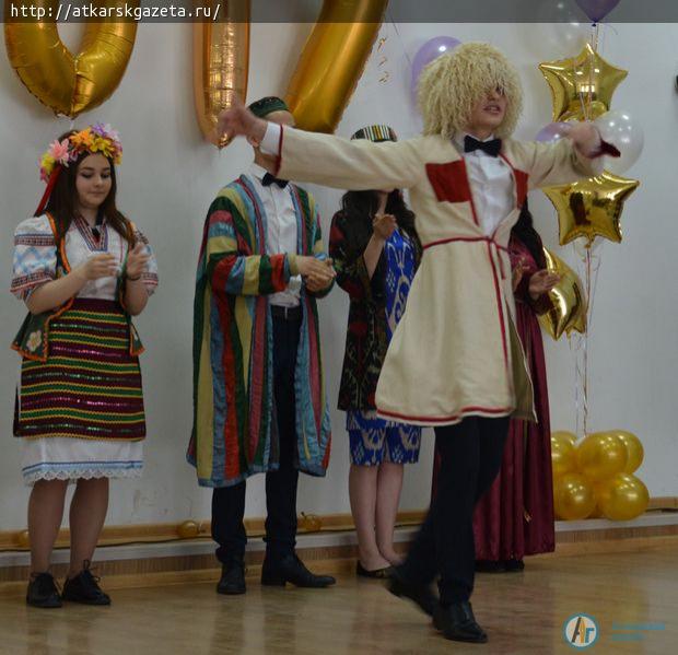 Ученики многонационального класса попрощались со школой на языке своего народа (ФОТО)