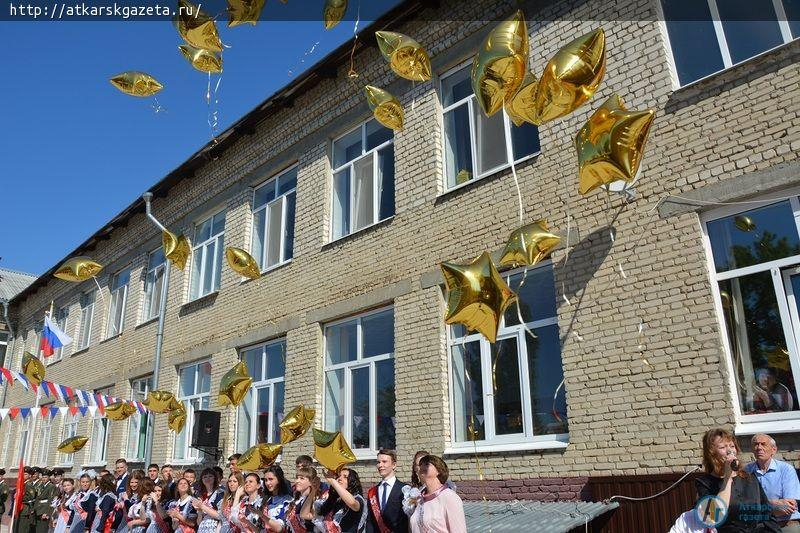 Ученики многонационального класса попрощались со школой на языке своего народа (ФОТО)