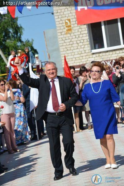 Ученики многонационального класса попрощались со школой на языке своего народа (ФОТО)