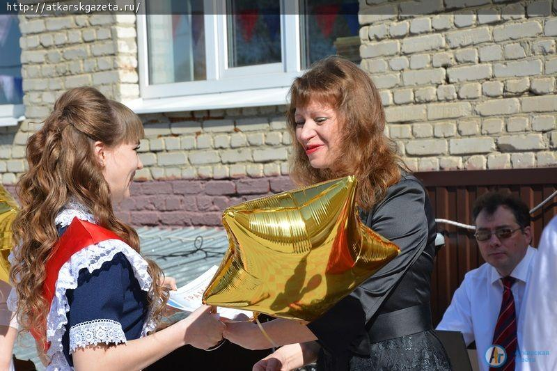 Ученики многонационального класса попрощались со школой на языке своего народа (ФОТО)