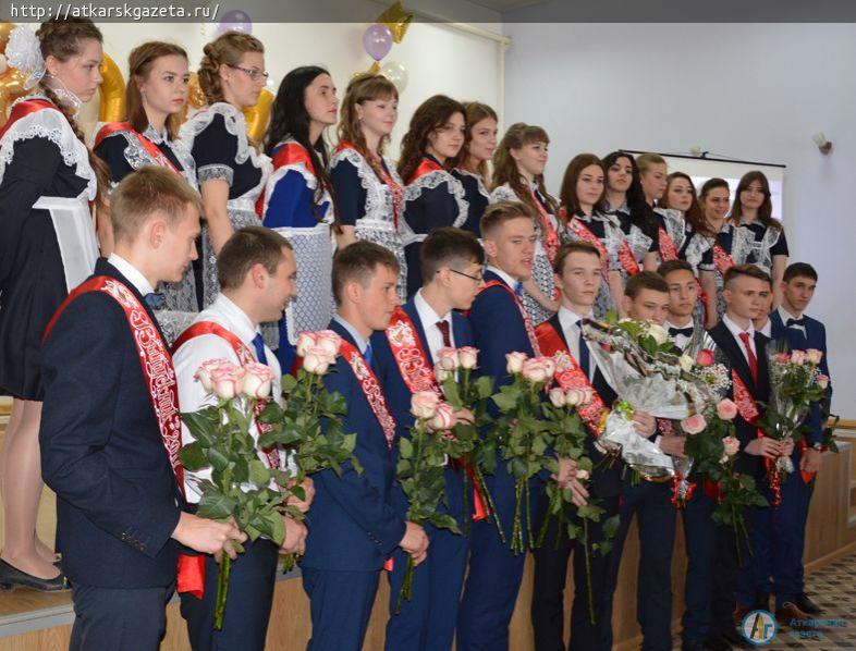 Ученики многонационального класса попрощались со школой на языке своего народа (ФОТО)