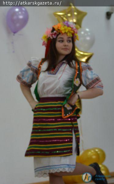 Ученики многонационального класса попрощались со школой на языке своего народа (ФОТО)