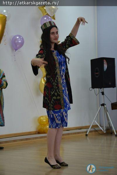 Ученики многонационального класса попрощались со школой на языке своего народа (ФОТО)