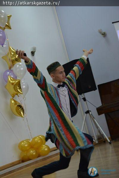 Ученики многонационального класса попрощались со школой на языке своего народа (ФОТО)