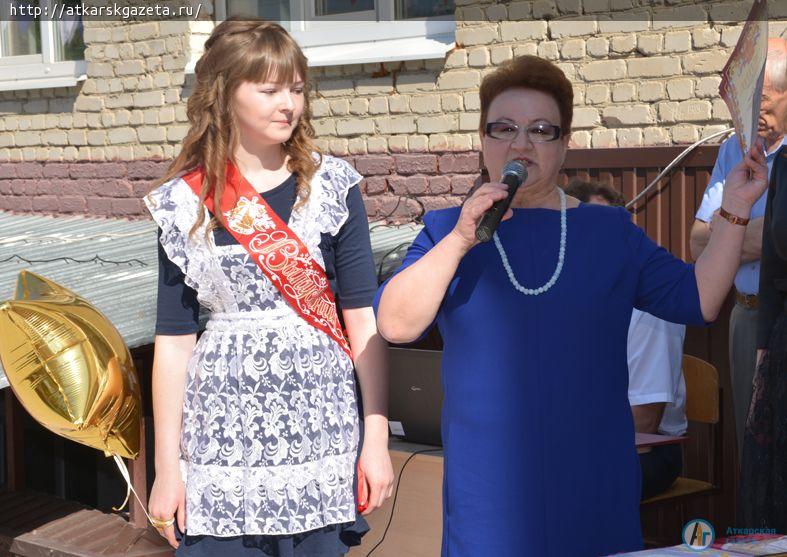 Ученики многонационального класса попрощались со школой на языке своего народа (ФОТО)