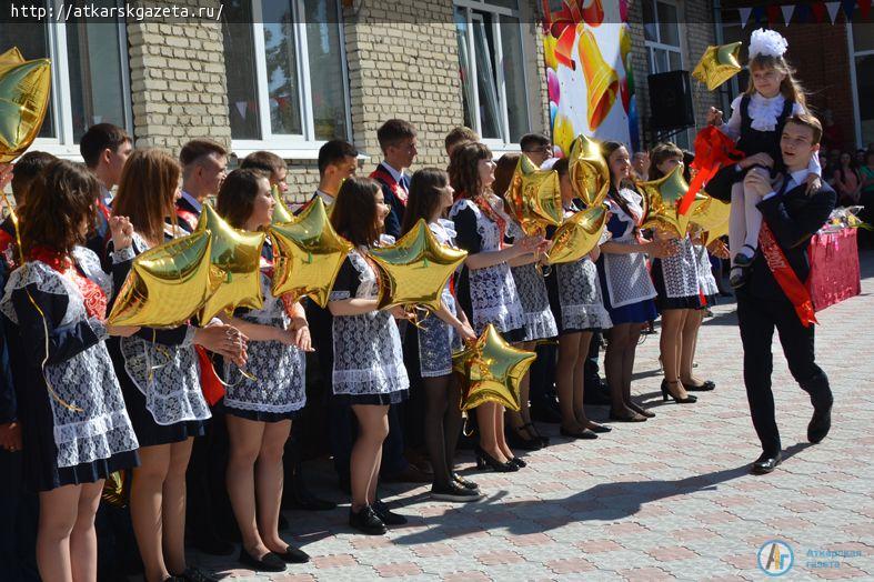 Ученики многонационального класса попрощались со школой на языке своего народа (ФОТО)