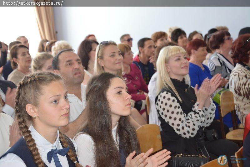 Ученики многонационального класса попрощались со школой на языке своего народа (ФОТО)