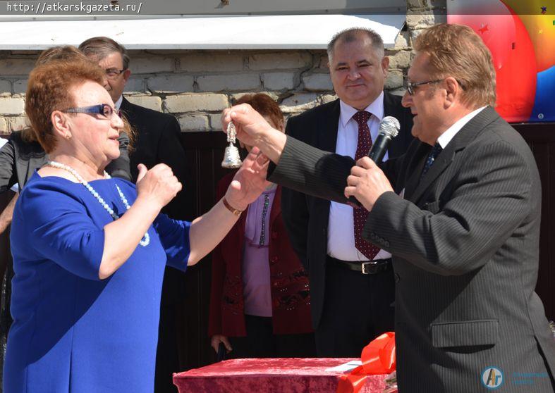 Ученики многонационального класса попрощались со школой на языке своего народа (ФОТО)