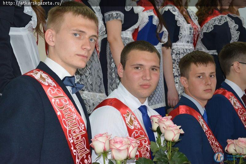 Ученики многонационального класса попрощались со школой на языке своего народа (ФОТО)