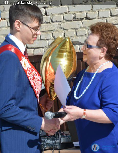 Ученики многонационального класса попрощались со школой на языке своего народа (ФОТО)