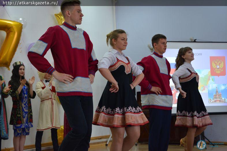 Ученики многонационального класса попрощались со школой на языке своего народа (ФОТО)