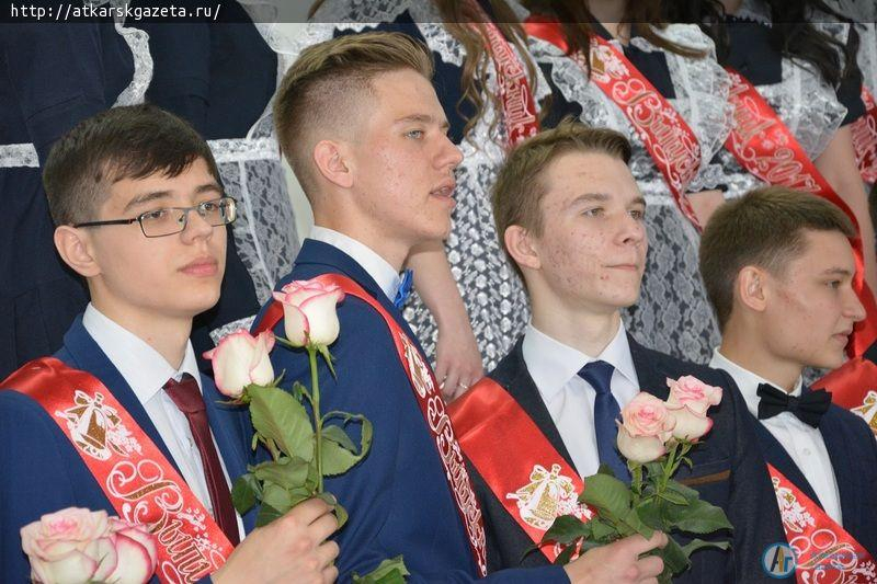 Ученики многонационального класса попрощались со школой на языке своего народа (ФОТО)