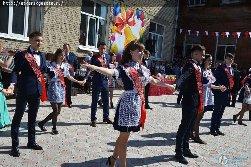 Ученики многонационального класса попрощались со школой на языке своего народа (ФОТО)