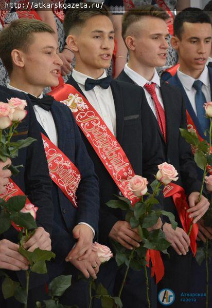 Ученики многонационального класса попрощались со школой на языке своего народа (ФОТО)