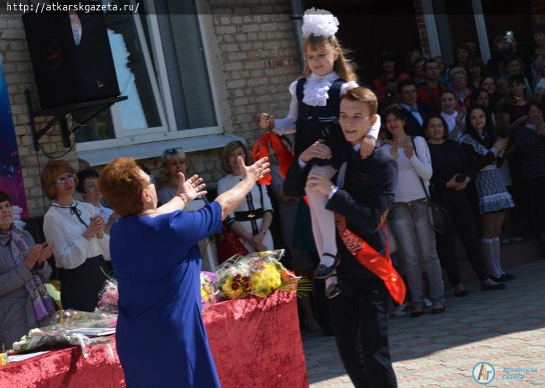 Ученики многонационального класса попрощались со школой на языке своего народа (ФОТО)