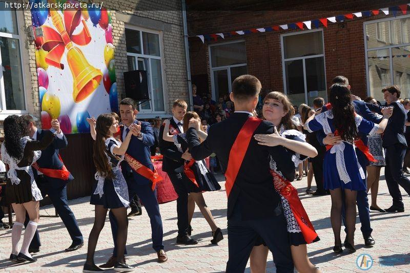 Ученики многонационального класса попрощались со школой на языке своего народа (ФОТО)